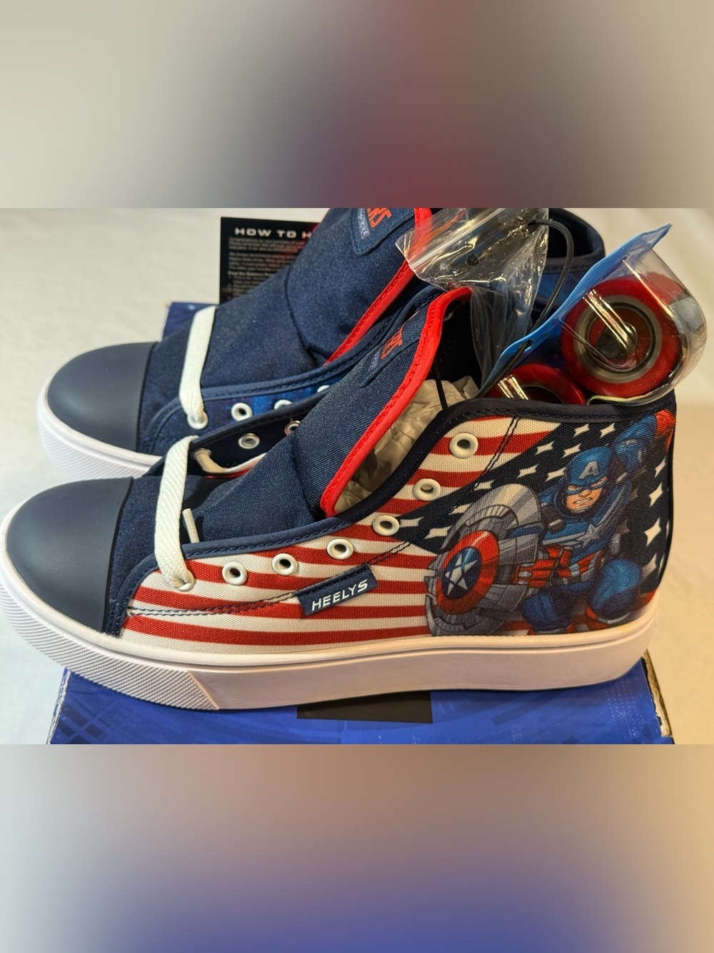 New Men’s Avengers Heelys. Size 7.